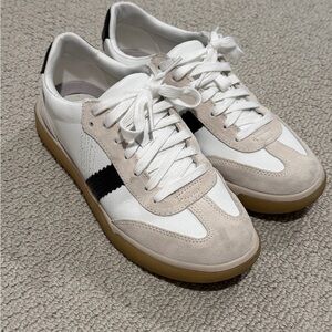 Vionic City Walk White Beige & Black Lace-Up Sneakers